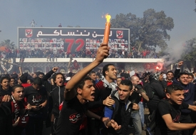 Fotbaloví fanoušci slaví po oznámení rozsudku.