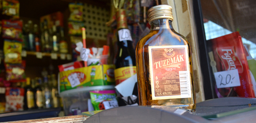 Neokolkovaný rum zakoupený reportérem TÝDNE v havířovském stánku v ulici SNP.