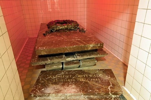 Tělo bývalého československého prezidenta Klementa Gottwalda bylo také zabalzamováno. Uloženo bylo v mauzoleu v uzpůsobeném Národním památníku na vrchu Vítkově. Tělo se ale, vzhledem k pozdě provedené mumifikaci, začalo pomalu rozpadat. Proto bylo v roce 1962 zpopelněno (Foto: ČTK).
