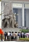Tělo Mao Ce Tunga je uloženo ve vzpomínkové hale velitele Maa, v centru náměstí Tchien-an-men v Pekingu. Denně se tu tvoří dlouhé fronty lidí, které se na něj přišly podívat (Foto: Profimedia).