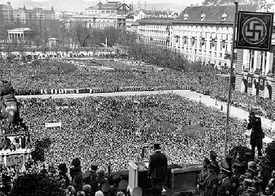 Statisíce Rakušanů nadšeně zdraví Hitlera na vídeňském náměstí Hrdinů.