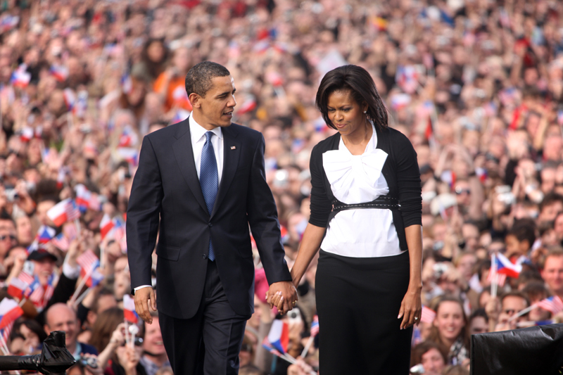 V dubnu 2009 navštívili manželé Obamovi Prahu. Michelle zvolila klasickou černobílou kombinaci a moc jí to slušelo. (Foto: archiv Týdne)