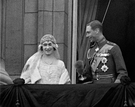 Král Jiří VI., na svém svatebním snímku však ještě jako vévoda Albert s chotí, Lady Elizabeth Bowes-Lyonovou, pozdější královnou matkou.