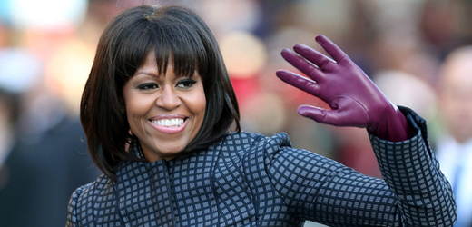 Americká první dáma se nebojí kombinovat výrazné doplňky jako jsou třeba fialové rukavice s elegantním a jednoduchým modelem. (Foto: ČTK/AP)
