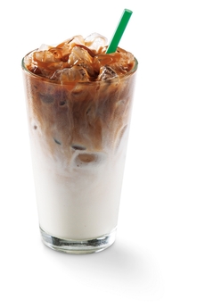 Kdo má rád sladší nápoje, nemusí čekat na teplejší počasí. Caramel macchiatto.