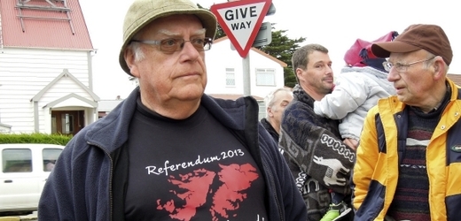 Jeden z obyvatel Falkland v triku s nápisem "Naše ostrovy, naše rozhodnutí".