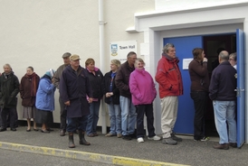 Falklanďané čekající na hlasování v referendu.