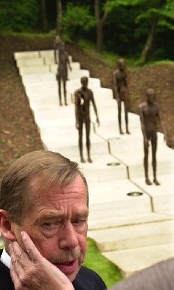 Exprezident Václav Havel u pomníku obětem komunismu od Olbrama Zoubka.