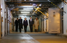 Kancléřka Merkelová se státní návštěvou z Maďarska ve vězení Stasi v Berlíně.