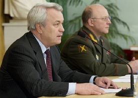 Ministr obrany Serdjukov (vlevo) dostal padáka.