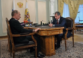 Putin a ministr obrany Šojgu. Jestřábi posílili.