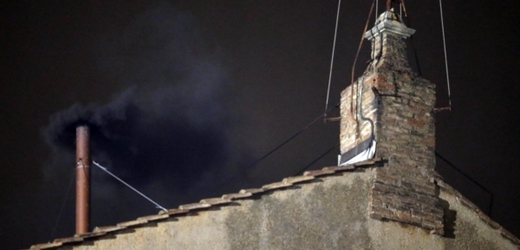 Nad komínem Sixtinské kaple se objevil černý kouř.