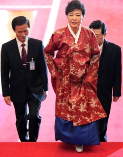Jihokorejská prezidentka s jedovatě šustící sukní.