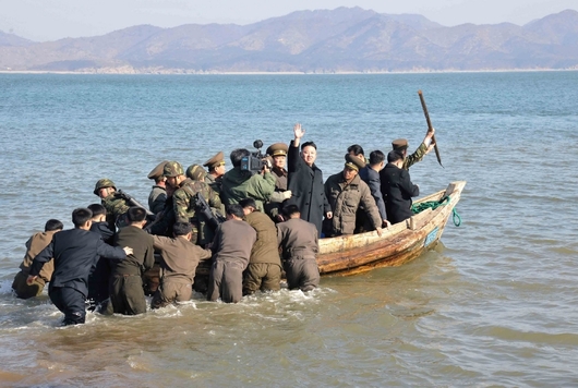 Severokorejští vojáci se vrhli do vod jezera, kde odplouvala loď s jejich milovaným vůdce Kim Čong-unem.