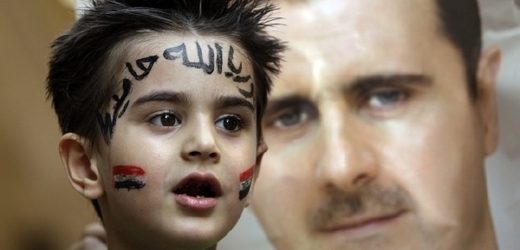 Malý demonstrant podporuje prezidenta Asada.