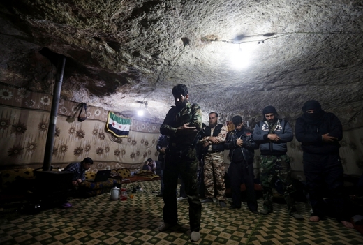 Bojovníci Syrské svobodné armády v jeskyni u Idlíbu.