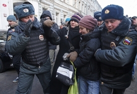 Ruská policie zasahuje proti demonstraci homosexuálů (2013).