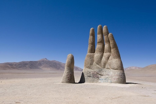 Ruka pouště (Hand of the Desert) se nachází v poušti Atakama v Chile. (Foto: Upoverland.org)