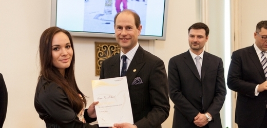 Princ Edward předal v Černínském paláci certifikáty výjimečným studentům.