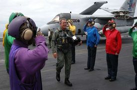 Gorge W. Bush na americké letadlové lodi v Perském zálivu.