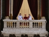 Krátce po osmé se papež Františkek objevil na balkoně, aby se ukázal věřícím a vzápětí se s nimi pomodlil.