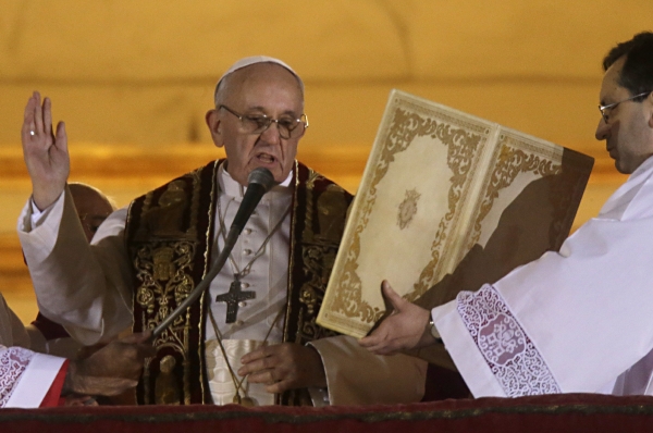 Novým papežem se stal argentinský kardinál Jorge Mario Bergoglio. K hodnosti papeže si vybral jméno František.