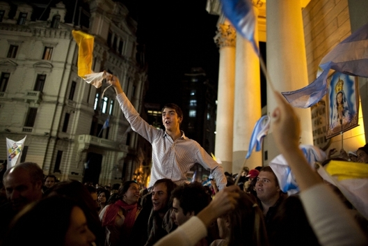 Radost Argentinců před metropolitní katedrálou v Buenos Aires.
