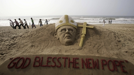 Rychle, leč zručně z písku v Indii uplácaný papež František.