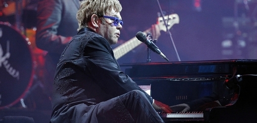 Při posledním koncertu před třemi lety praskala O2 arena ve švech. Vyprodá ji Elton i letos?