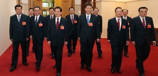 Čínští vůdci jako jeden muž. V módě je černá.