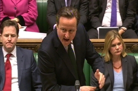 Britský premiér Cameron naznačil, že Londýn je připraven obejít zbrojní embargo EU, už v úterý.
