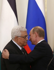 "Incident" se odehrál v Putinově rezidenci v době, kdy šéf státu jednal s prezidentem palestinské autonomie Mahmúdem Abbásem (vlevo).