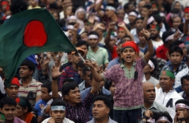 V souvislosti se smrtí protiislámského blogera došlo v Bangladéši k masivním protestům.