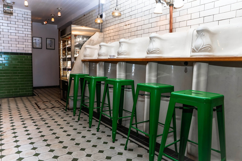 Návštěvníci kavárny se prý nemusejí bát špatných hygienických podmínek. Tomlinson věnoval na přestavbu záchodků v přepočtu téměř 3 miliony korun a libuje si v tom, jak je v ní nyní čisto.