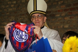 Papež má rád fotbal.