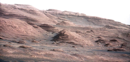 Úpatí Hory Mount Sharp na Marsu.