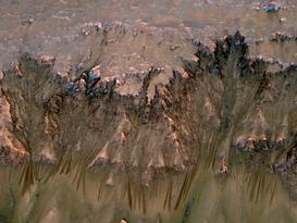 Údajné proudy vody, které objevila sonda Mars Reconnaissance Orbiter.