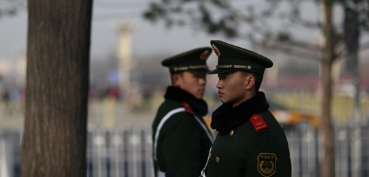 Čínští policisté hlídkují u náměstí Brány nebeského klidu.