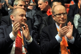 Hlavouni ČSSD. První místopředseda strany Michal Hašek (vlevo) a šéf partaje Bohuslav Sobotka.