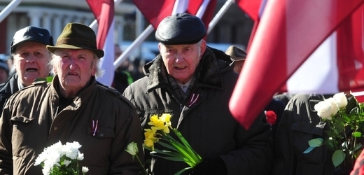 Stovky Lotyšů v sobotu pochodovaly hlavním městem Rigou na oslavu lotyšské jednotky zbraní SS