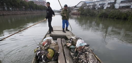Loď naložená mrtvými vepři. Řeka, v níž zdechliny plavaly, má přitom zásobovat pitnou vodou město Šanghaj.