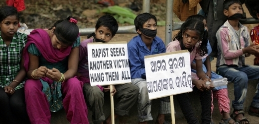 Indické děti protestují proti vzrůstajícímu násilí.