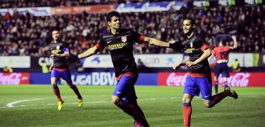 Diego Costa oslavuje gól do sítě Osasuny.