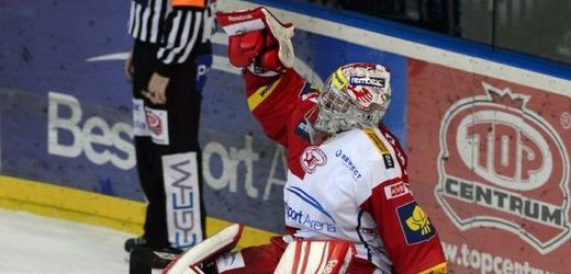 Miroslav Kopřiva z HC Slavia Praha se raduje z vítězství.
