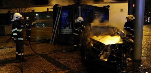 V Praze na Klárově uhořel 18. března kolem třetí hodiny ranní řidič v autě taxislužby.