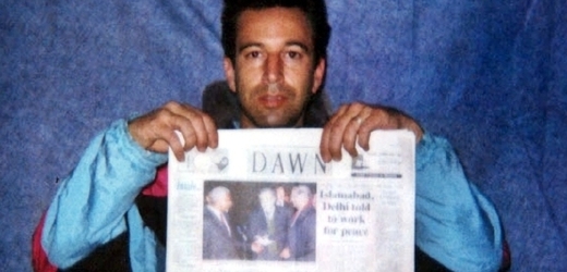 Pearl vyfotografovaný svými únosci v lednu 2002.