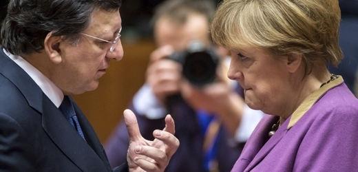 Těžká volba. Ozbrojovat syrské rebely a tím i islamisty, nebo ne? Šéf EK Barroso a německá kancléřka Merkelová.
