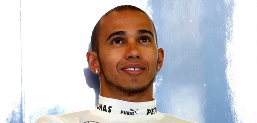 Lewis Hamilton se může smát.
