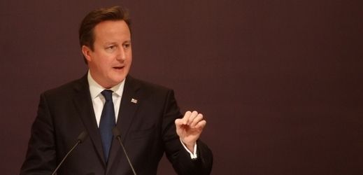 Vláda premiéra Davida Camerona se dostala pod velký tlak, když před dvěma lety propukl skandál s odposlechy.