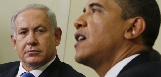 Staronový izraelský premiér Netanjahu (vlevo) a záměry jeho nového kabinetu prezidenta Obamu příliš netěší.